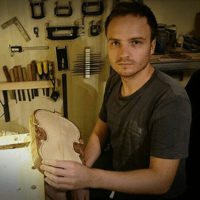 Portret Michała Mazurka w pracowni lutniczej we Wrocławiu